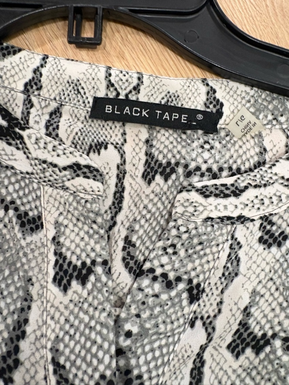 Black Tape_ Snakeskin Print Top‎ - Black & White size L - Picture 5 of 6